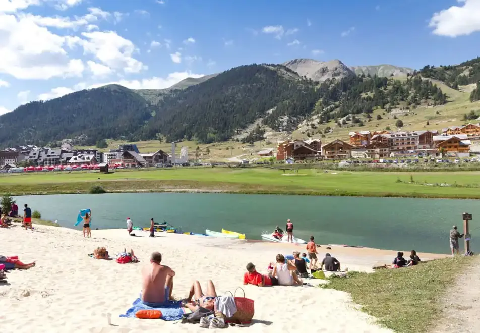 Hameau des Airelles, Montgenevre (self catered apartments)  (©Manu.Reyboz) - View over lake and beach