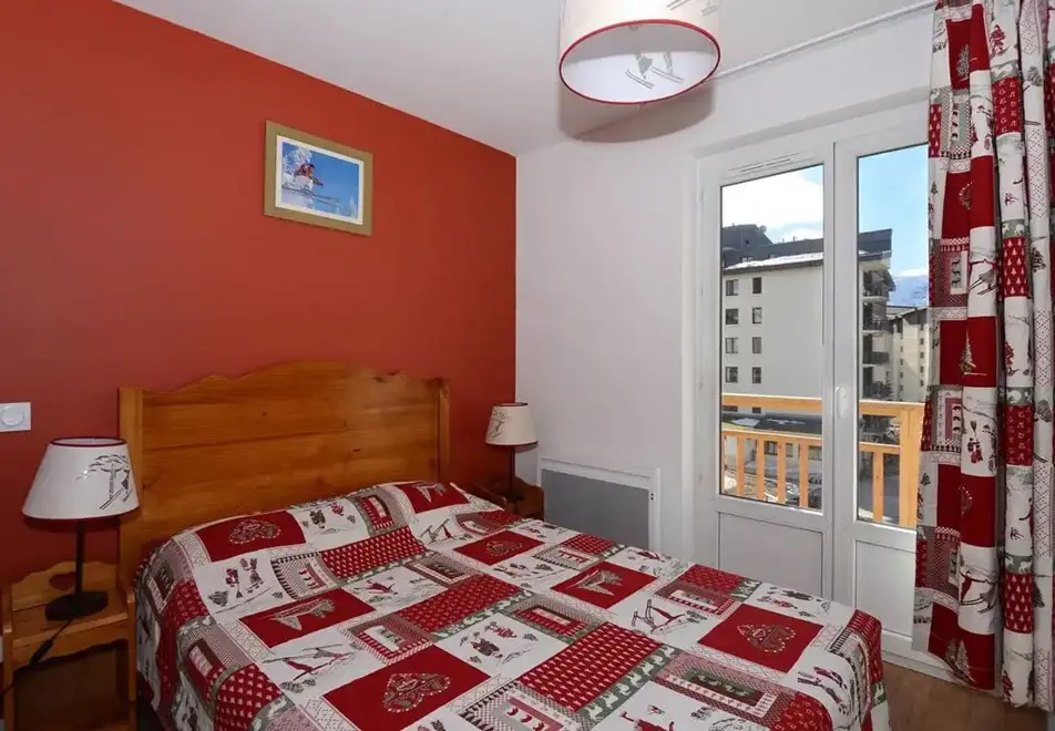 Ours Blanc, Les 2 Alpes (self catered apartments) - Double bedroom
