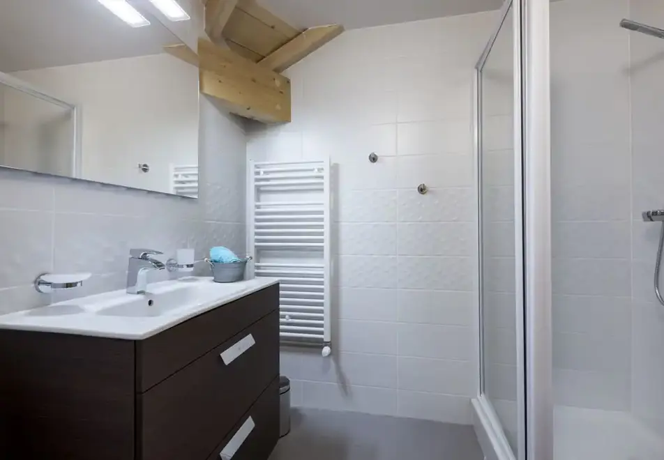 Le Saphir, Vaujany (Self Catered Apartments) - Shower room
