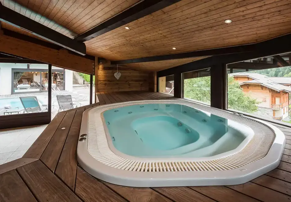 Le Petit Dru, Morzine (Hotel) - Hot tub