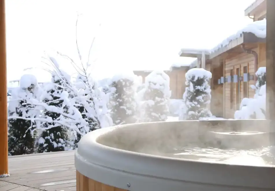 Jiva Hill Resort, Jura (Hotel) - Hot tub