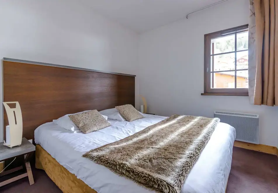 Les Fermes Emiguy, Les Gets (self catered apartments) - Double bedroom