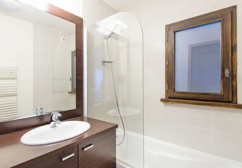 Les Fermes Emiguy, Les Gets (self catered apartments) - Bathroom