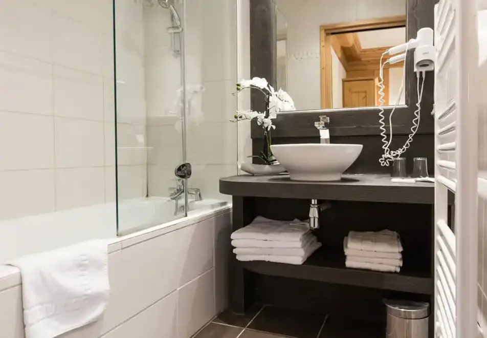 Le Cret, Morzine (hotel) - Bathroom
