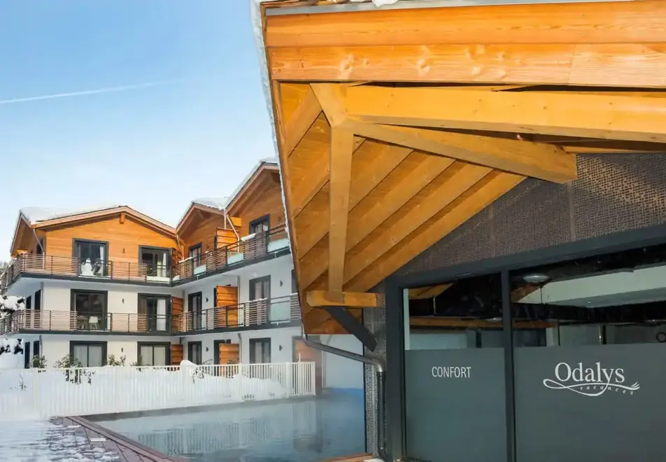 Isatis, Chamonix (self catered apartments) - Outdoor pool