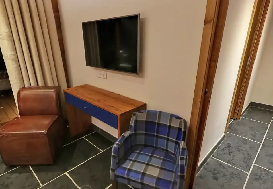 Chalet Delphine 7, Les Gets (self catered chalet) - Family suite bedroom