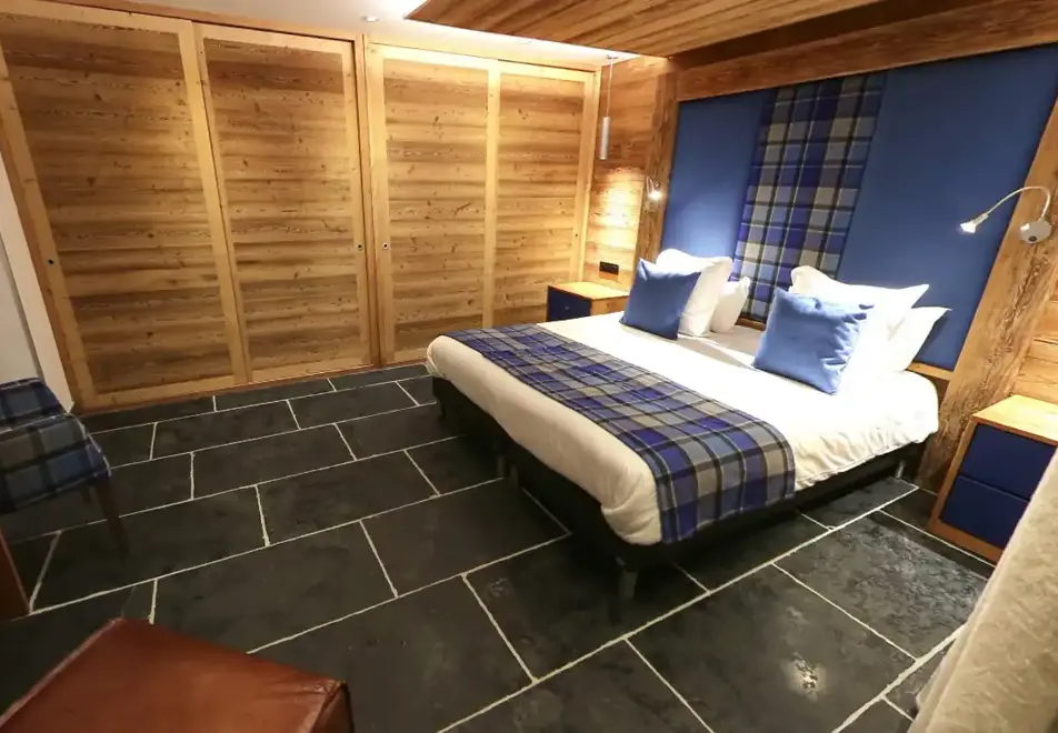 Chalet Delphine 7, Les Gets (self catered chalet) - Family suite bedroom