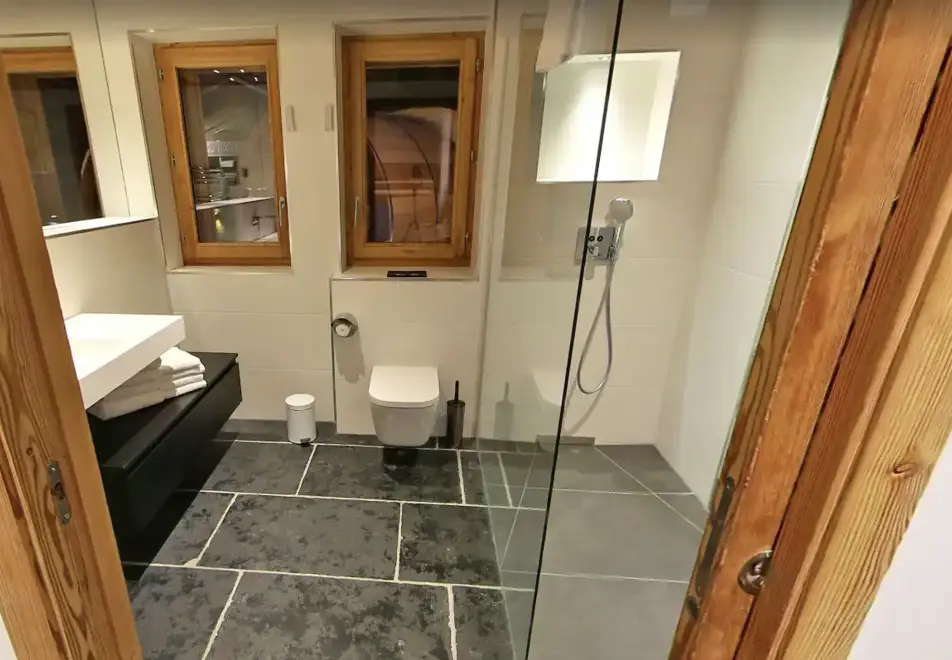 Chalet Delphine 7, Les Gets (self catered chalet) - Family suite bedroom