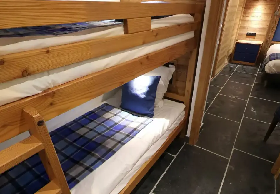 Chalet Delphine 7, Les Gets (self catered chalet) - Family suite bedroom