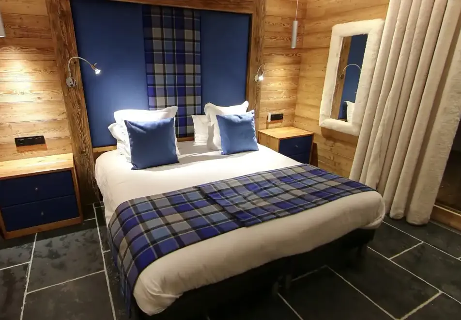 Chalet Delphine 7, Les Gets (self catered chalet) - Double bedroom