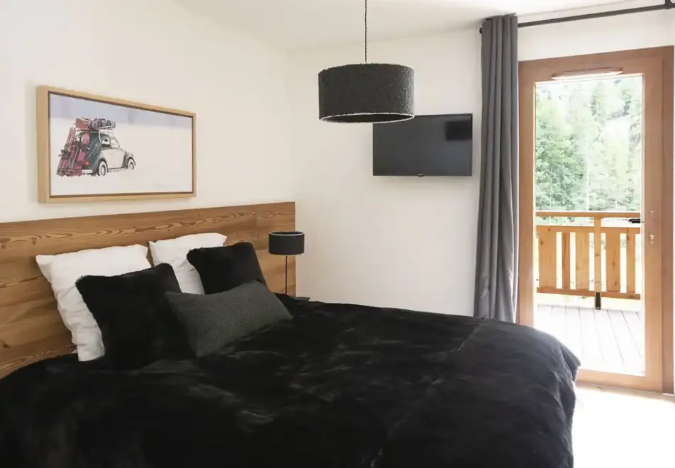 Les 3 Sophies, Morzine (Self Catered Apartments) - Typical double bedroom