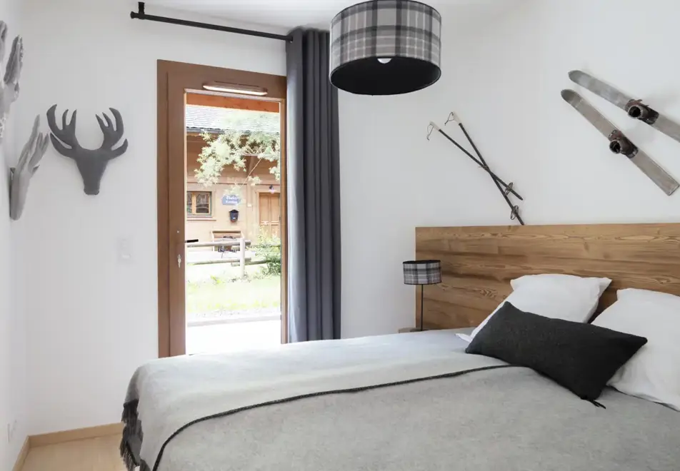 Les 3 Sophies, Morzine (Self Catered Apartments) - Typical double bedroom