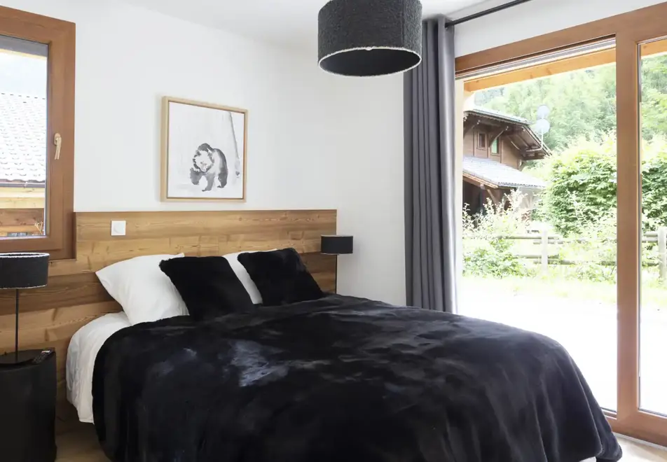 Les 3 Sophies, Morzine (Self Catered Apartments) - Typical double bedroom
