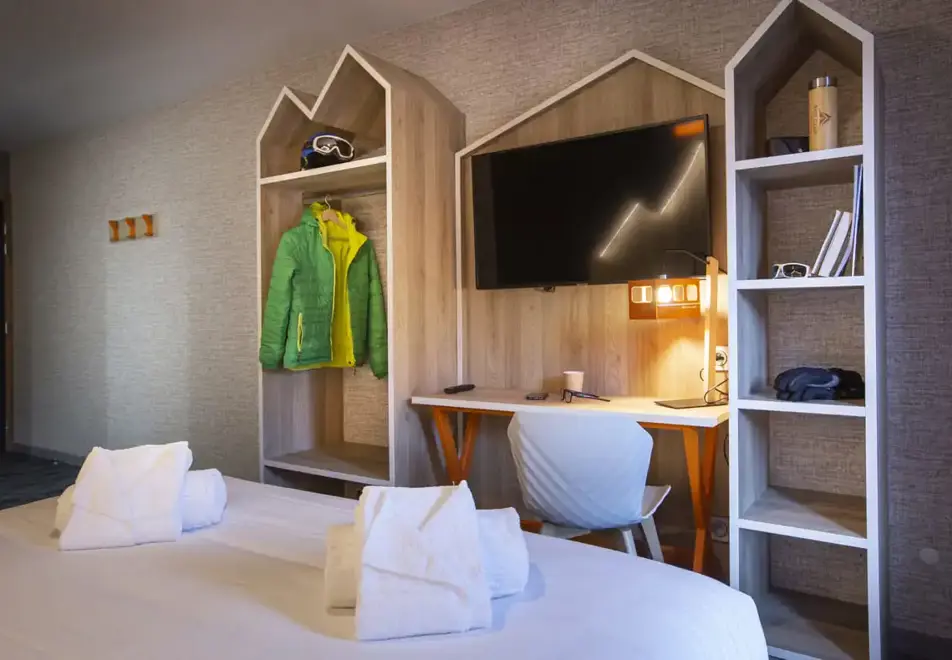 Base Camp Lodge, Bourg St Maurice (Hotel) - Cordee room