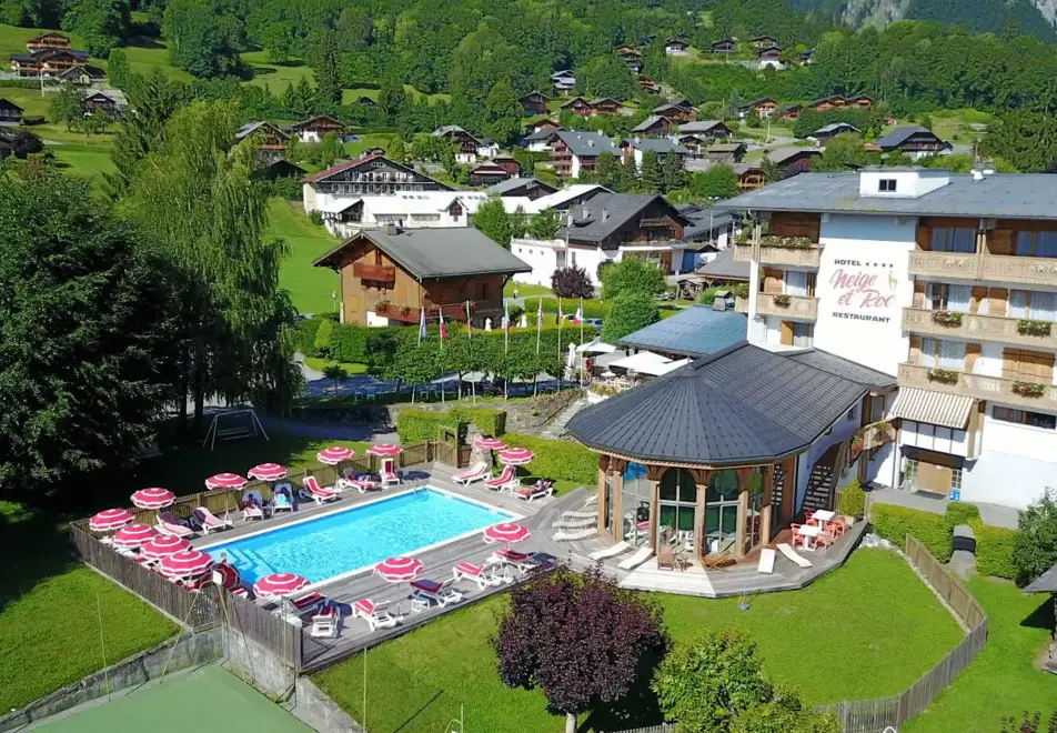 Neige et Roc, Samoens (hotel & apartments)