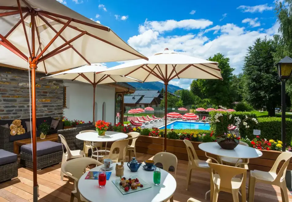 Neige et Roc, Samoens (hotel & apartments) - Outdoor terrace