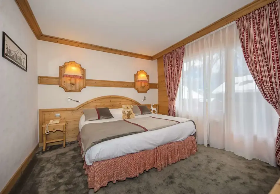 Neige et Roc, Samoens (hotel & apartments) - Hotel bedroom