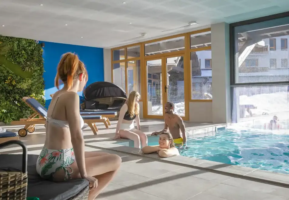 Les Clarines, Les Deux Alpes (self catered apartments) (©Manureyboz) - Indoor/outdoor pool