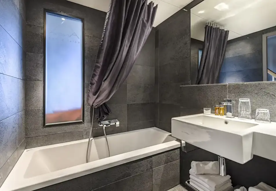 Anova (Hotel & Spa), Montgenevre - Typical bathroom