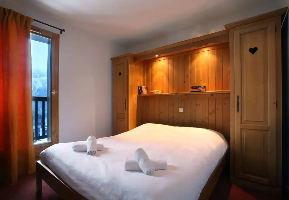 Chalet des Neiges, Oz (self catered apartment) - Double bedroom