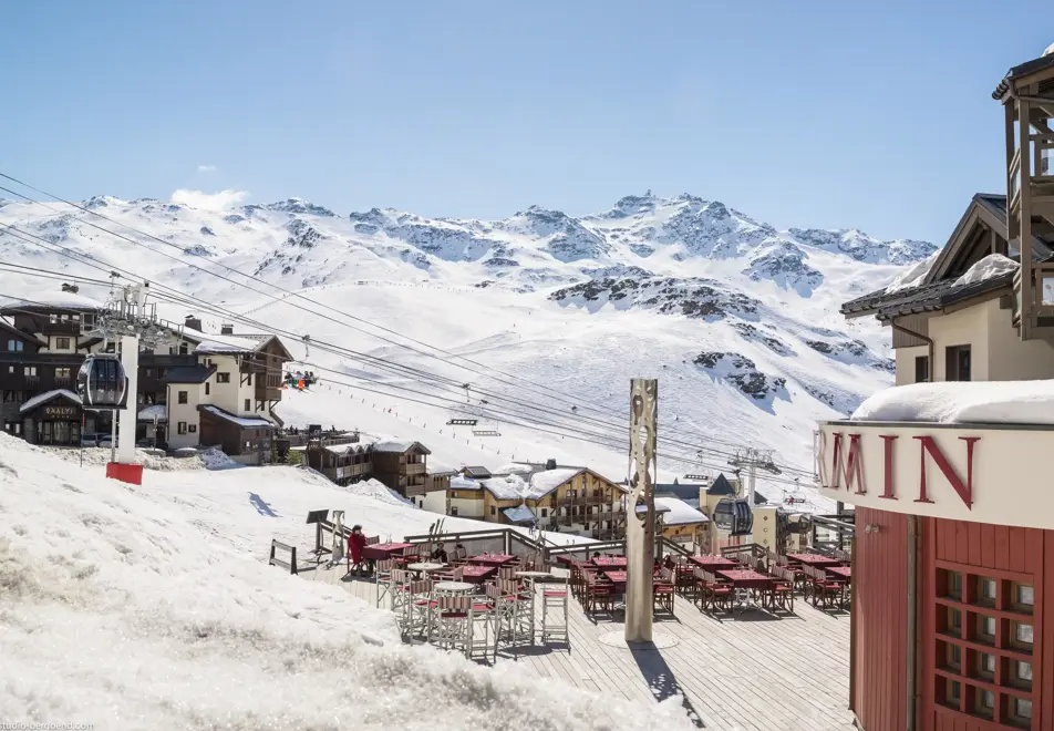 Le Hameau du Kashmir, Val Thorens (self catered hotel & apartments) - Terrace by the slopes (©Studio Bergoend)