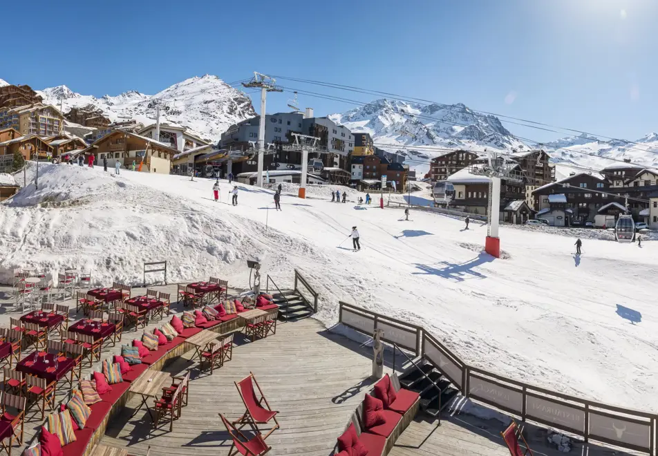 Le Hameau du Kashmir, Val Thorens (self catered hotel & apartments) - Terrace by the slopes (©Studio Bergoend)