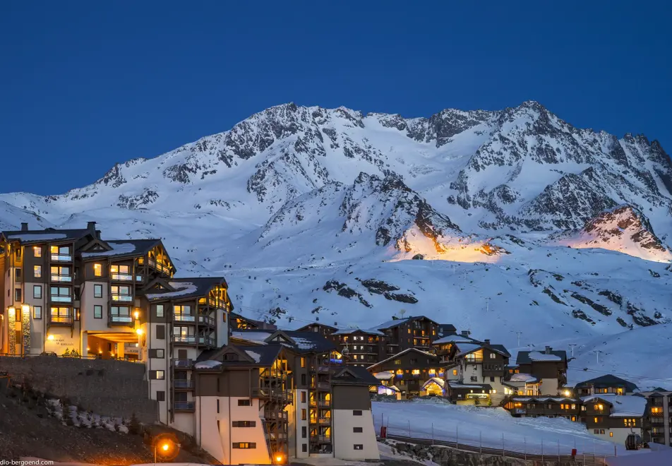 Le Hameau du Kashmir, Val Thorens (self catered hotel & apartments) - Night-time (©Studio Bergoend)