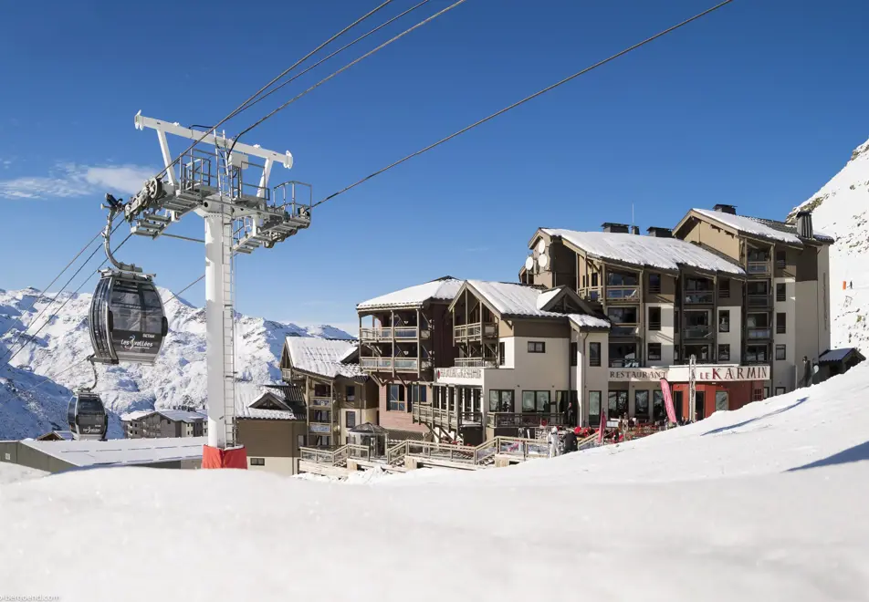 Le Hameau du Kashmir, Val Thorens (self catered hotel & apartments) - Easy slope access (©Studio Bergoend)