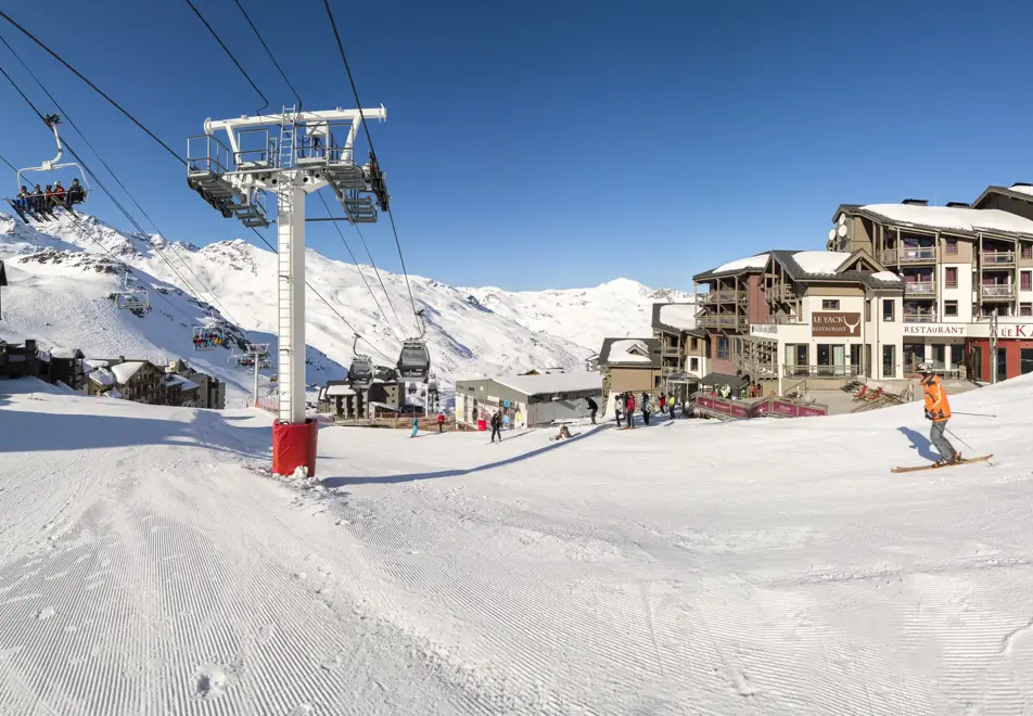 Le Hameau du Kashmir, Val Thorens (self catered hotel & apartments) - Easy slope access (©Studio Bergoend)