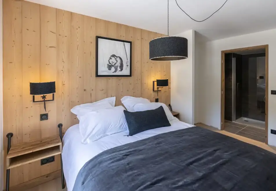 Cristal Lodge, Serre Chevalier (self catered apartments) - Typical style double bedroom