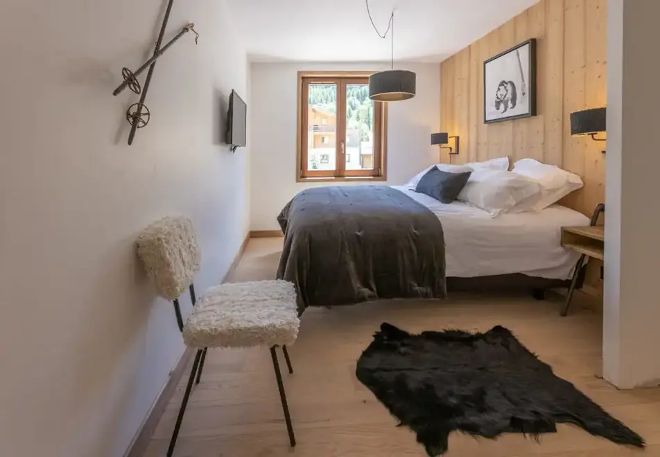 Cristal Lodge, Serre Chevalier (self catered apartments) - Typical style double bedroom