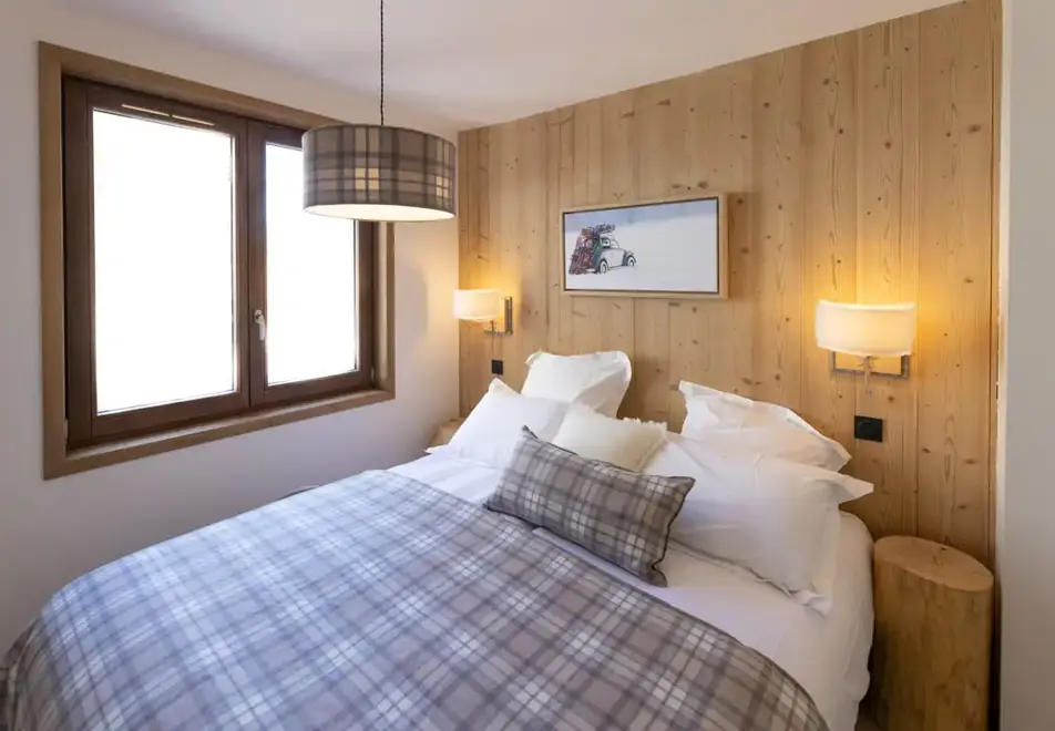 Cristal Lodge, Serre Chevalier (self catered apartments) - Typical style double bedroom