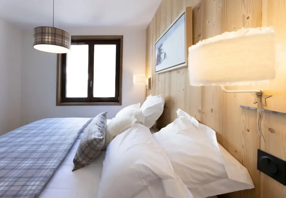 Cristal Lodge, Serre Chevalier (self catered apartments) - Typical style double bedroom