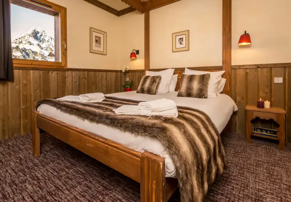 Chalet Altitude, Arc 2000 (Self catering apartment) - Typical double bedroom style