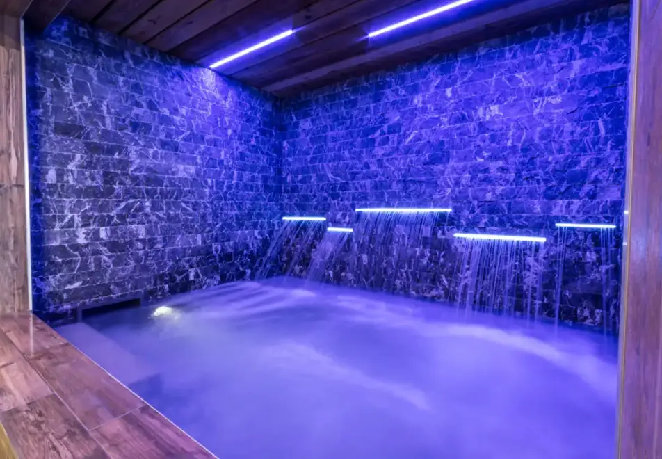 Chalet Altitude, Arc 2000 (self catered apartments) - Sensory grotto with waterfall jets