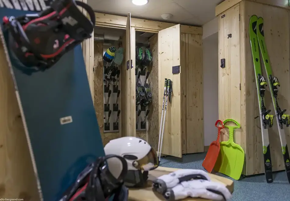 Le Taos, Tignes le Lac (self catered apartments & hotel) - Ski lockers