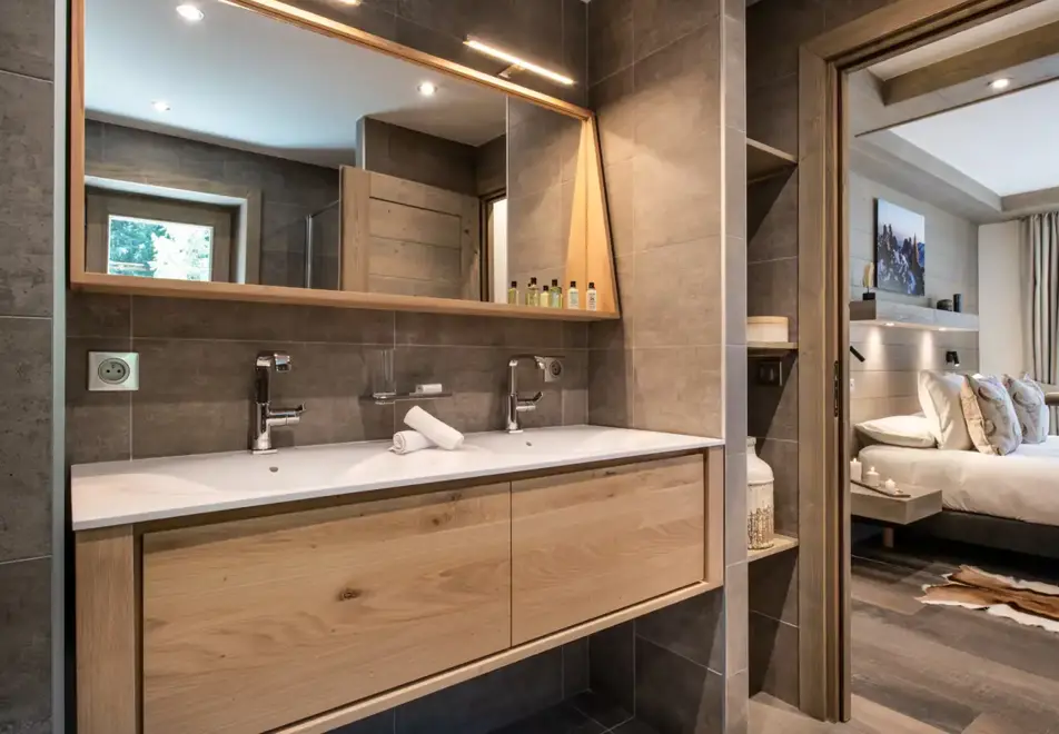 Canyon Lodge, Courchevel Moriond (self catered chalet) - Allnatt