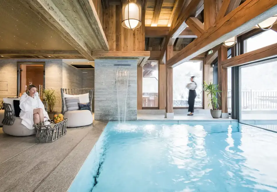 Hotel Armancette, St Nicolas de Veroce (hotel) - Indoor/outdoor pool (©David Machet)