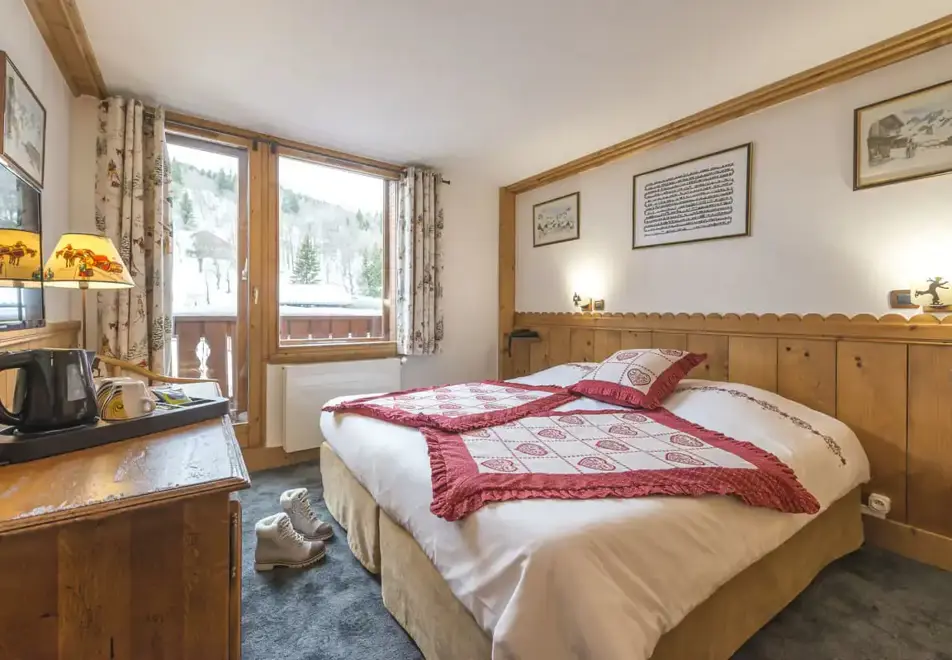 Eterlou, Meribel (hotel) - Typical Tradition room style