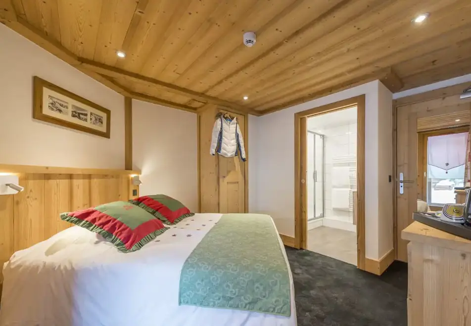 Eterlou, Meribel (hotel) - Typical Classique triple room style