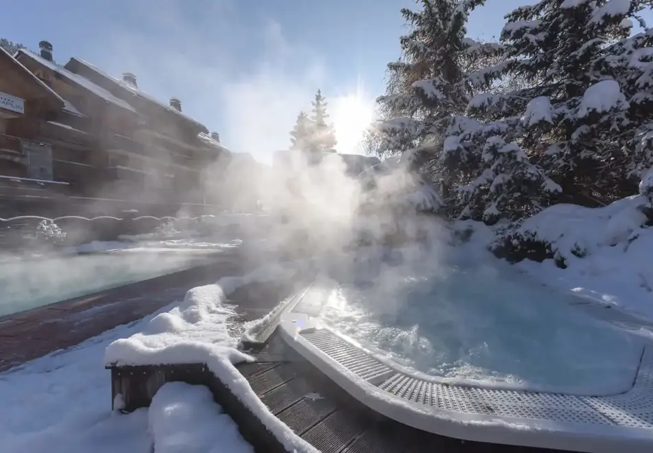 Eterlou, Meribel (hotel) - Outdoor hot tub