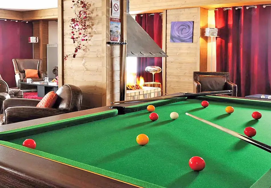 Les Chalets d'Edelweiss, La Plagne (self catered apartments) - Lounge with pool table