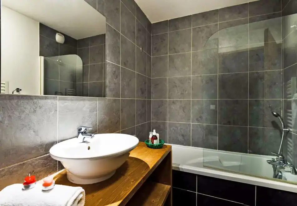 Les Chalets d'Edelweiss, La Plagne (self catered apartments) - Bathroom