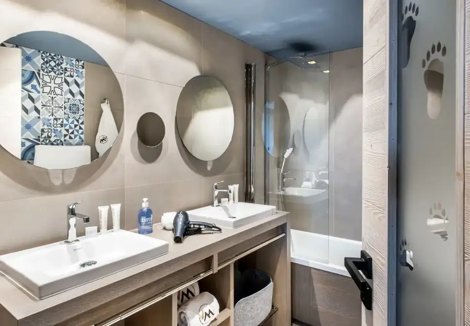 Chalet Skadi, Val d'Isere (self catered apartments) - 2 bedroom sleeps 4 (Fireplace)