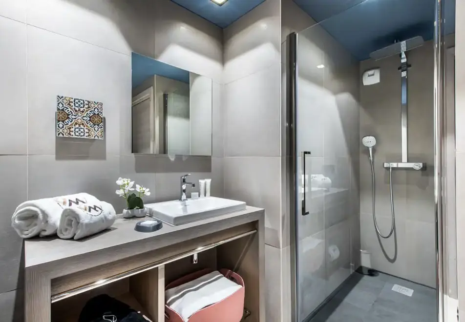 Chalet Skadi, Val d'Isere (self catered apartments) - 2 bedroom sleeps 4 (Fireplace)