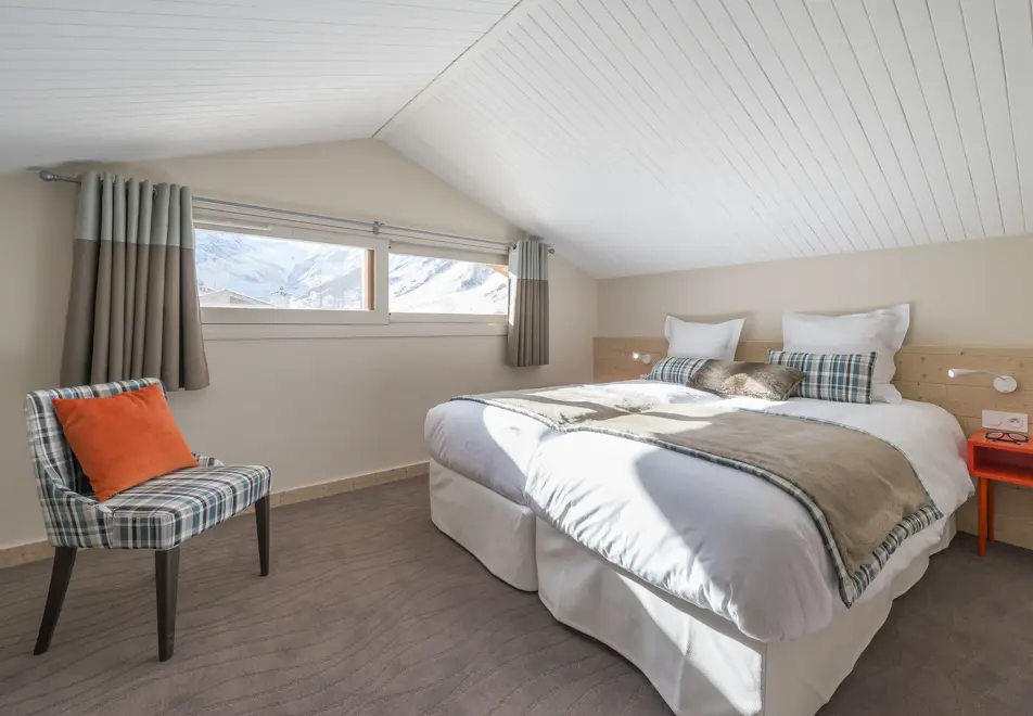 Chalets du Jardin Alpin, Val d'Isere (Espace Killy) - Twin Bedroom (5 bed 10/12)