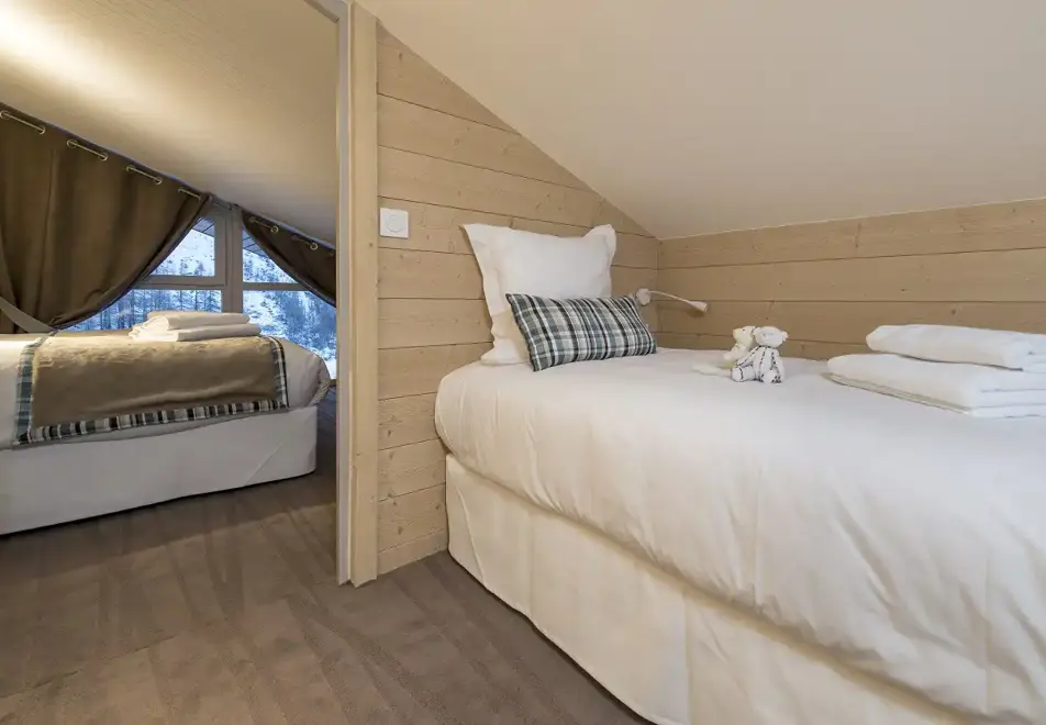 Chalets du Jardin Alpin, Val d'Isere (Espace Killy) - Bedrooms (2 bed alcove 5)
