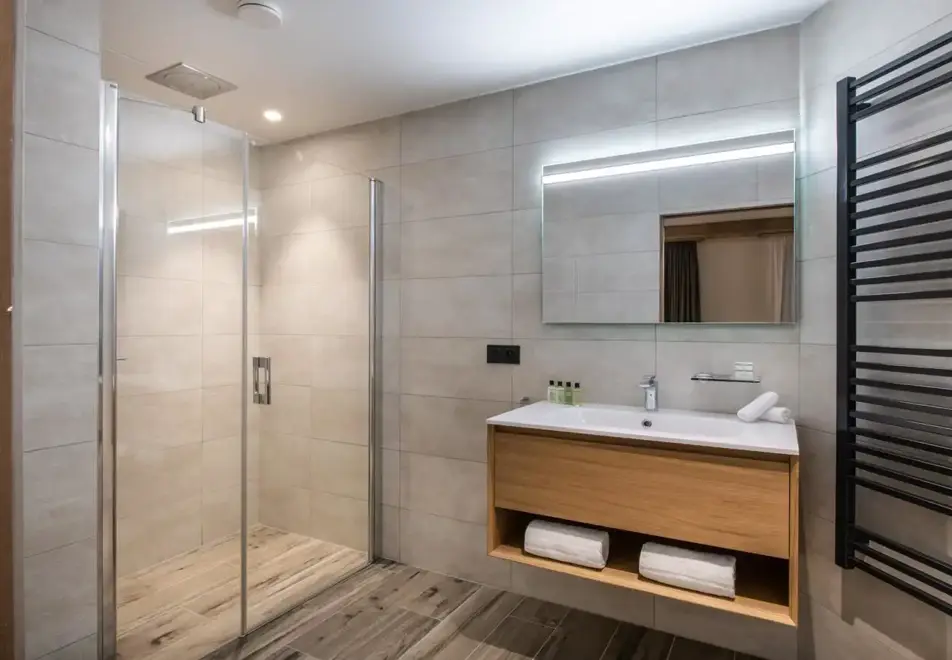 Manali Lodge, Courchevel Moriond (high end apartments) - Nanda