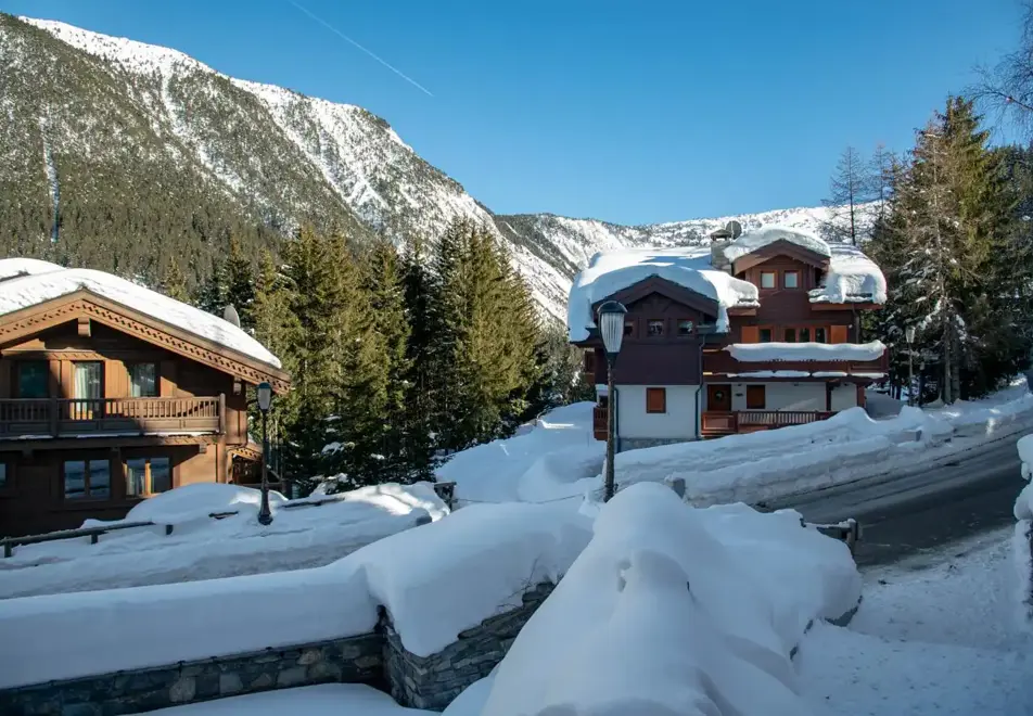Manali Lodge, Courchevel Moriond (high end apartments) - Nanda