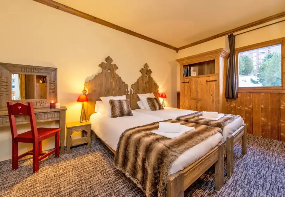 Chalet de l'Ours, Arc 2000 (self catered apartments) - Typical twin bedroom style